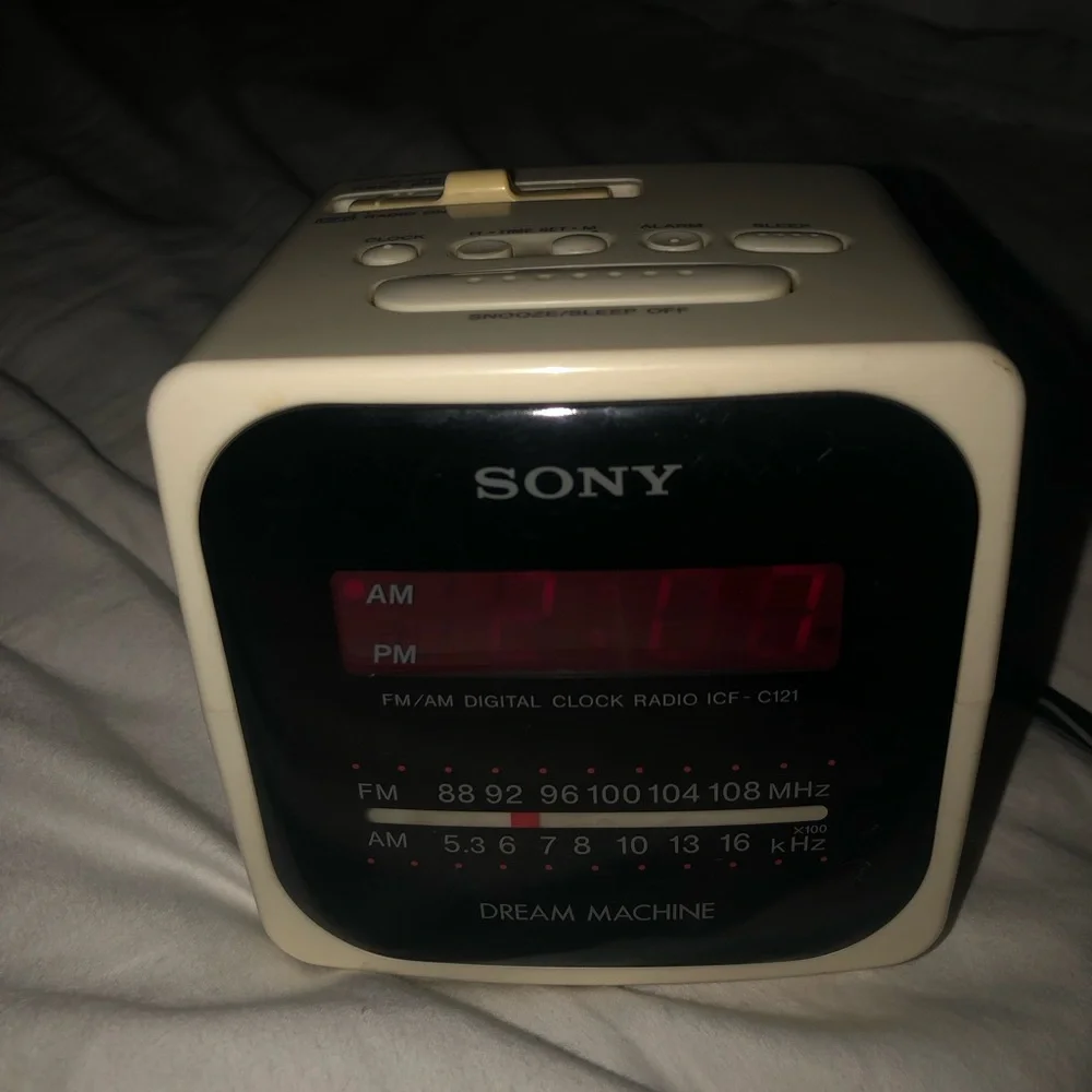 Sony White  and Black FM/AM Digital Clock Radio